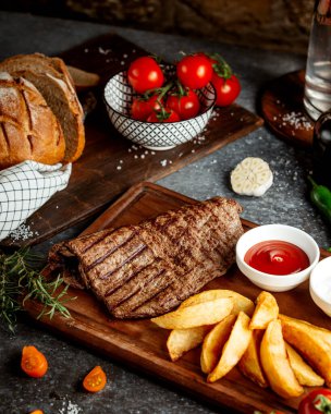 Kızarmış et ve patates.