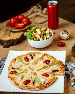 Tavuk mantarlı pizza ve sebze salatası.