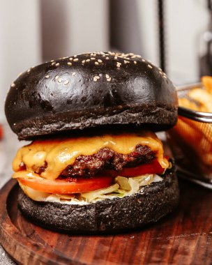 Siyah ekmekli çizburger.