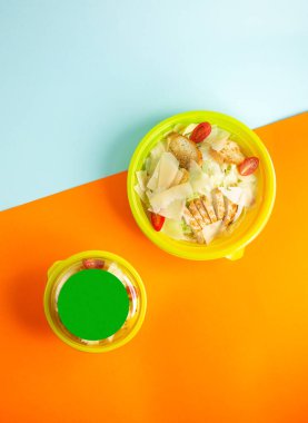 Tavuklu sezar salatası masada.