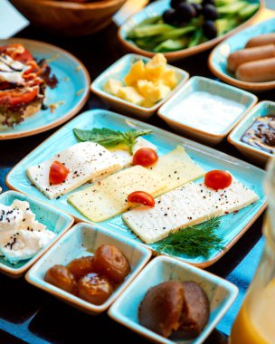 İçinde baharat ve incir reçeli serpiştirilmiş peynir tabağı.