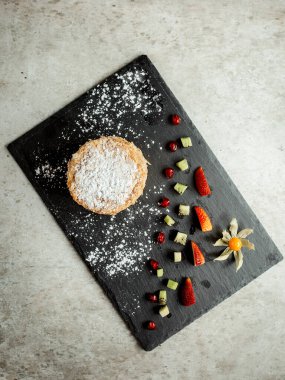 Hindistan cevizi cipsi ve dilimlenmiş meyveli krep.