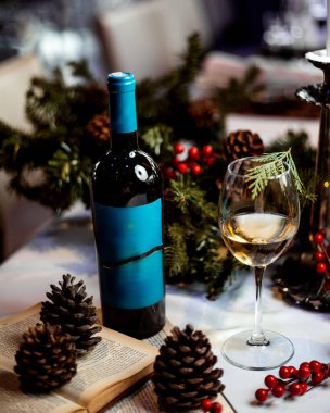 Şişe ve bir bardak beyaz şarap.