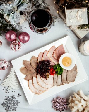 Dilimlenmiş jambon ve yumurtalı sosis.