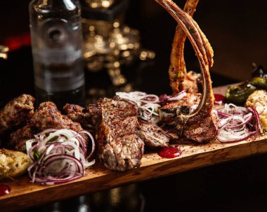 Votka şişesiyle hazırlanmış kebap.
