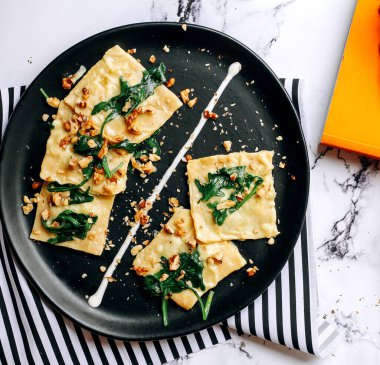 Ceviz ve otlarla kaplı borek.