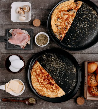 Sahanda yumurta ve çeşitli maddeler.