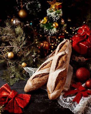 Bir çift somun gri ekmek.