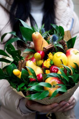 Karışık meyvelerden yapılmış buket