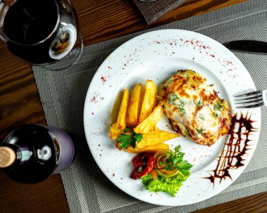 Peynirli güveç ve kızarmış patates.