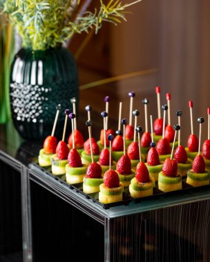 Ananas, kivi ve çilekli meyve spesiyalitesi.