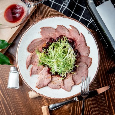 Dilimlenmiş jambon carpaccio ve yeşil