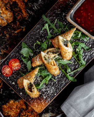 Susamlı dilimlenmiş rulo.