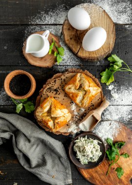 Bir çift yumurtalı mini Caserolle.