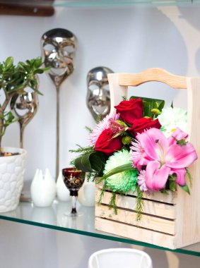 ahşap sepet içinde çiçek buketi