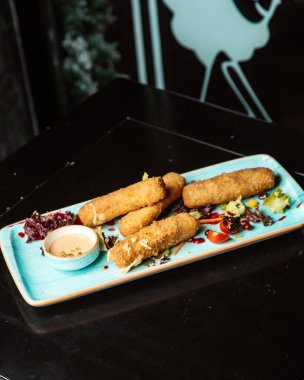 Soslu ve otlu mozzarella çubukları.