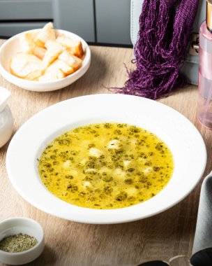 Bir tabak azerbaijani dushbara hamur çorbası. Kurutulmuş nane yapraklarıyla süslenmiş.
