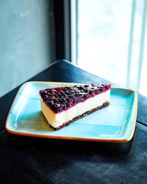 Masada kuşüzümü peynirli kek var.