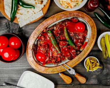 Ketçaplı ve yeşil biberli kızarmış et dilimleri.