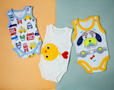 Çocuklar için çeşitli kıyafetler