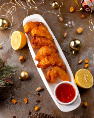 Limon dilimli kızarmış tavuk kanadı.