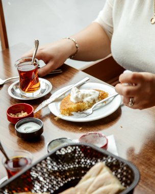 Türkçe tatlı çivi, dondurma ve bir fincan çay.