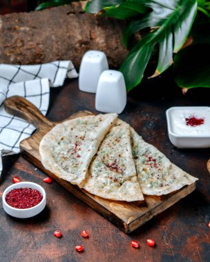 Masanın üzerinde nar olan yeşil delikler.