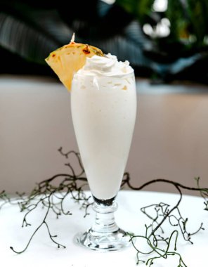 Masada ananas dilimli milkshake.