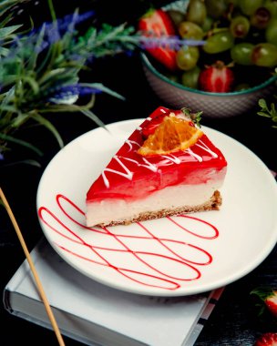 Masada çilekli cheesecake.