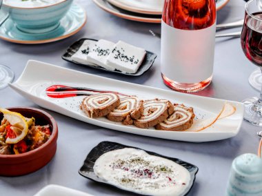 Masanın üzerinde nefis tatlı ruletler