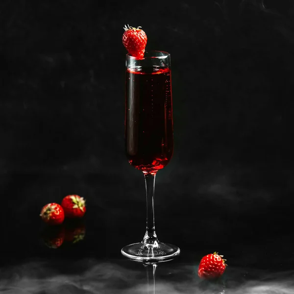 Sangria Fraîche Avec Fraise Sur Table — Photo