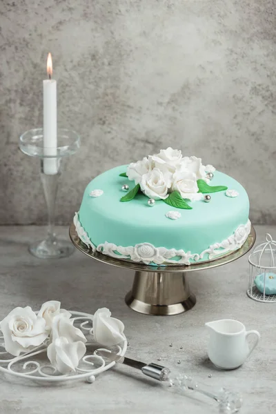 Bolo Decorado Com Aroeira Rosas — Fotografia de Stock