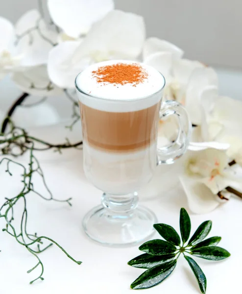 Latte Caramelo Sobre Mesa — Foto de Stock