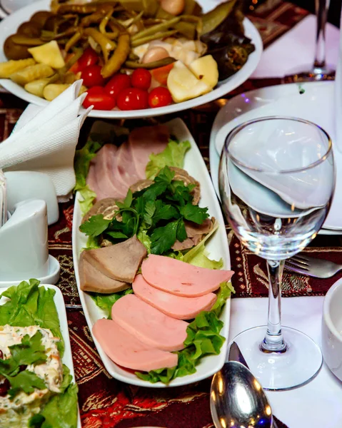 Scheiben Schinken Und Würstchen Mit Essiggurken Teller — Stockfoto