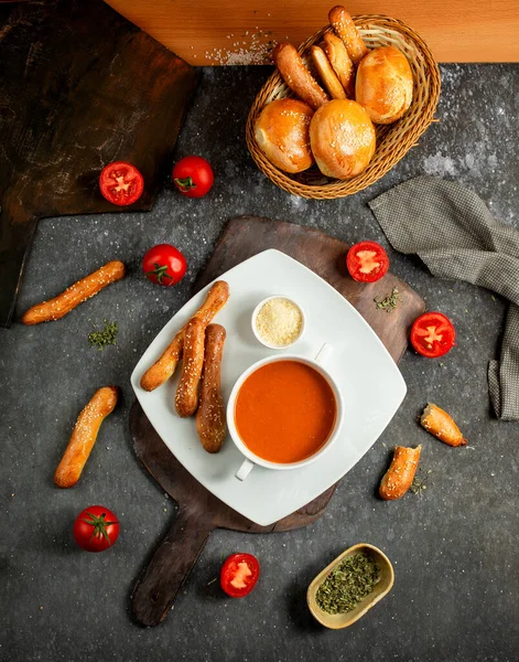 Tomatgräddsoppa Med Mosad Parmesan — Stockfoto