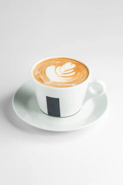 Eine Tasse Latte Mit Latte Art Auf Weißem Hintergrund — Stockfoto