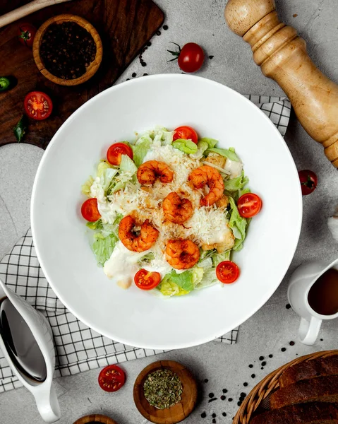Kızarmış Karides Sezar Salatası Marul Kiraz Domates Parmesan Sosu Ekmek — Stok fotoğraf