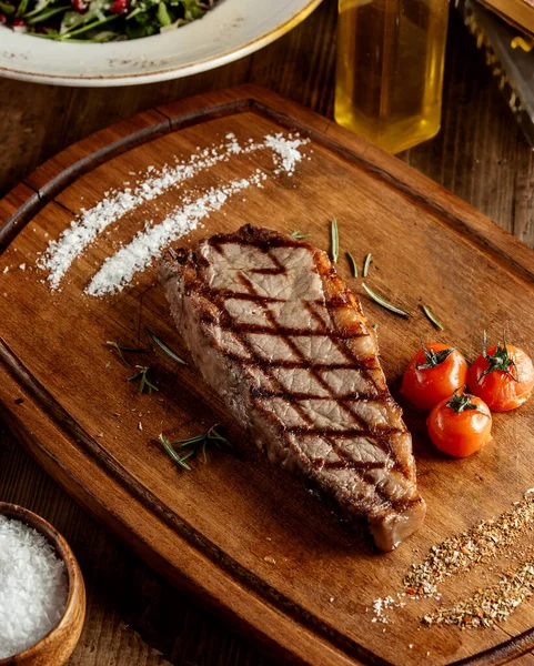 A Garçonete Do Restaurante Traz Um Prato Delicioso Com Bife Para a Mesa  Foto de Stock - Imagem de jogo, carne: 273523240