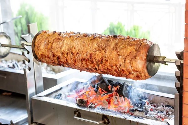 Mangal donör ateşte pişmiş.