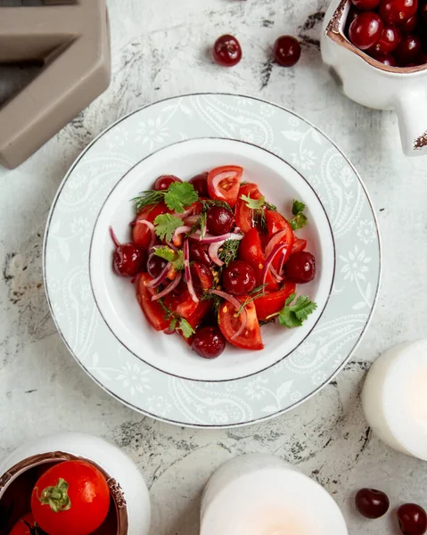 Kirazlı domates salatası.