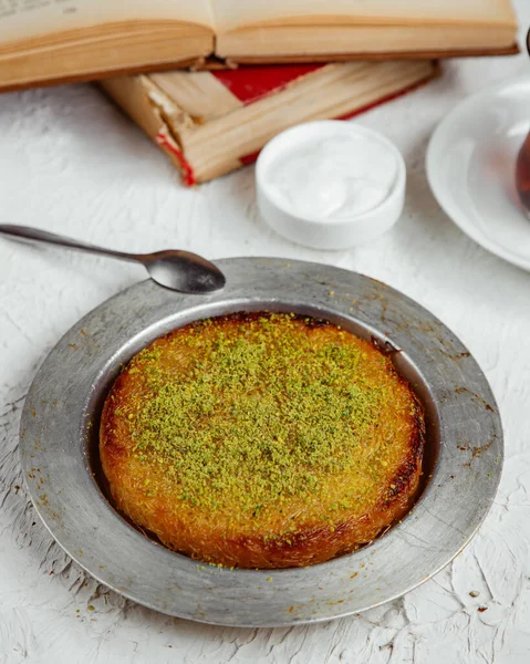 Sobremesa Turca Kunefe Coberto Com Pistache — Fotografia de Stock