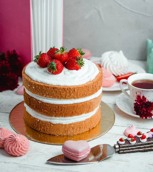 Cake Met Slagroom Aardbeien — Stockfoto