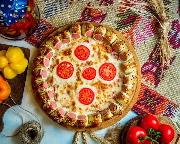 Pizza Acoperită Cârnați Roșii — Fotografie, imagine de stoc