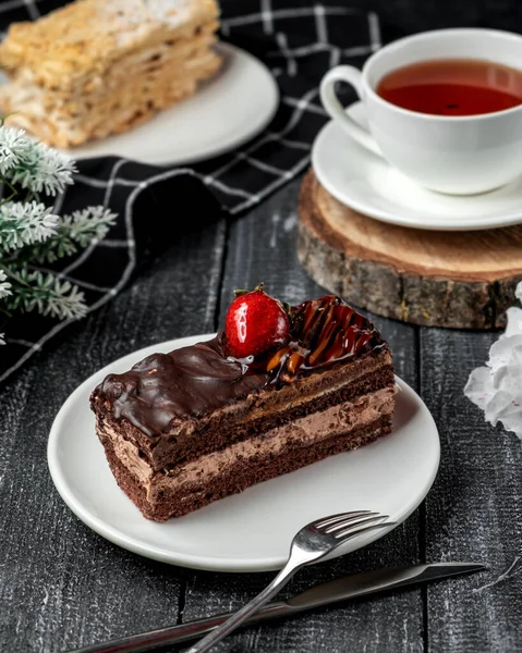 Brownie Kuchen Mit Erdbeere Und Schwarzem Tee — Stockfoto