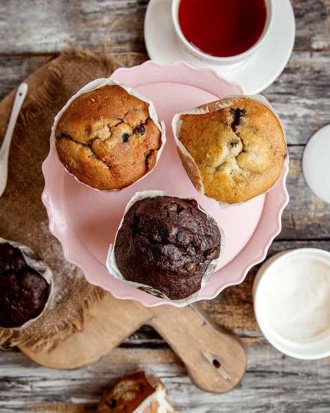 Bovenaanzicht Van Roze Taartenstandaard Met Drie Muffins — Stockfoto