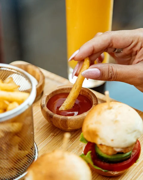 Kvinna Doppa Pommes Frites Ketchup — Stockfoto