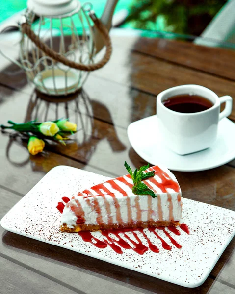 Tarta Queso Con Jarabe Fresa Sobre Mesa — Foto de Stock