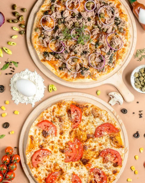 Două Pizza Masă — Fotografie, imagine de stoc