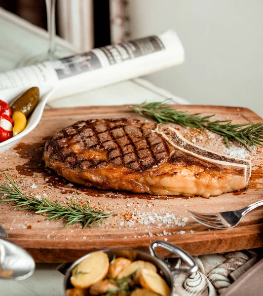 塩とハーブのグリルビーフステーキ — ストック写真