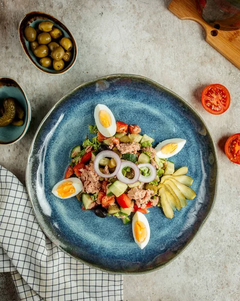 Dilimlenmiş Yumurta Turşulu Ton Balığı Salatası — Stok fotoğraf